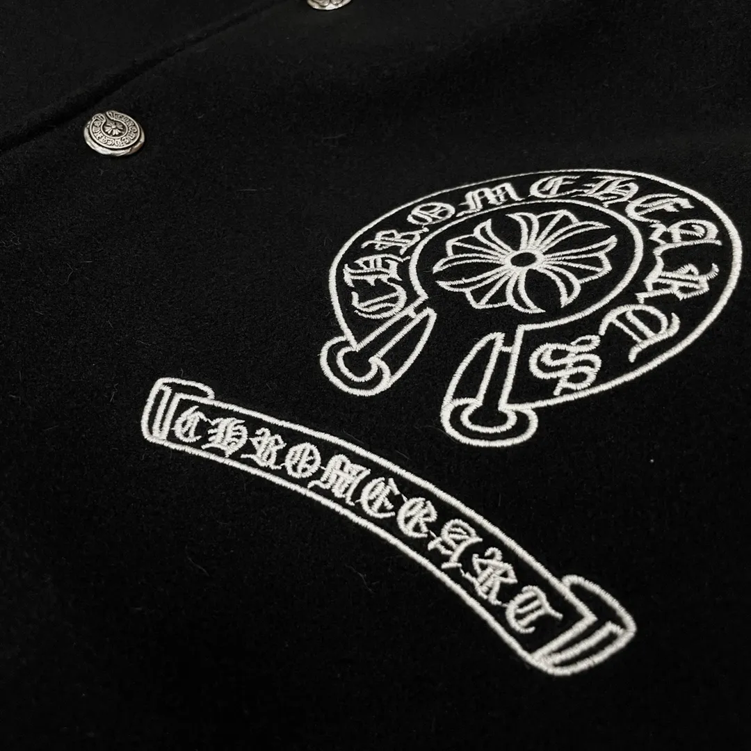 🅿️410 CH➡️Cro Xin 2024ss runway style baseball uniform jacket. I ordered the original model and it took a month to finally ship. I love it so much. The upper body is really handsome. A blogger on Douyin said that LV's new products this year will become the future trend. If you look through street photos, you will find that celebrities regard it as a collectible jacket, a must-have item for men and women who want light luxury for commuting. Developing the highest version on the entire network, it took 1 month to customize and the cost was extremely high. The German imported flat-machine made custom-woven wool jacquard threads, using the first layer of imported lambskin. The pleated texture is unparalleled. It is hand-cut and meticulously crafted. The stitching position is very technical. Whether the whole garment is good or not depends on this position. Top-notch workmanship and details can stand the test. A full set of customized accessories, the letters are clear and perfectly restored without any difference. High-end atmosphere and full grade! The entire dress is exclusively customized with heavy craftsmanship. The towel patch embroidery is perfectly combined with craft embroidery and precise stitching! Absolute craftsmanship quality!